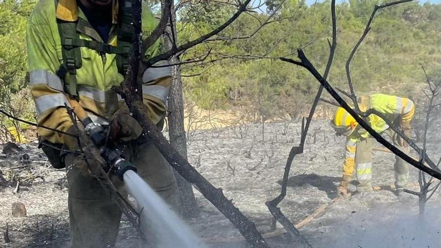 Imagen de bomberos en el incendio de Caudiel (Castellón)