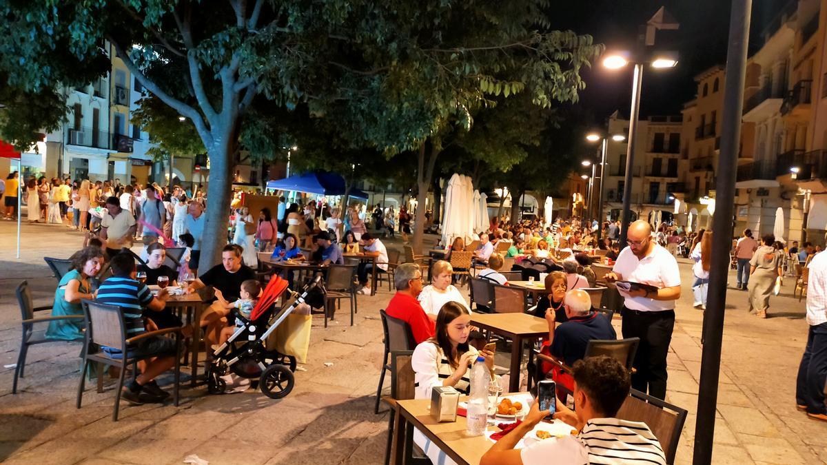 Terrazas llenas en la plaza Mayor de Plasencia por la Noche Abierta.