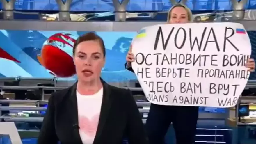 Detienen a la periodista rusa que interrumpió un telediario con proclamas antibélicas