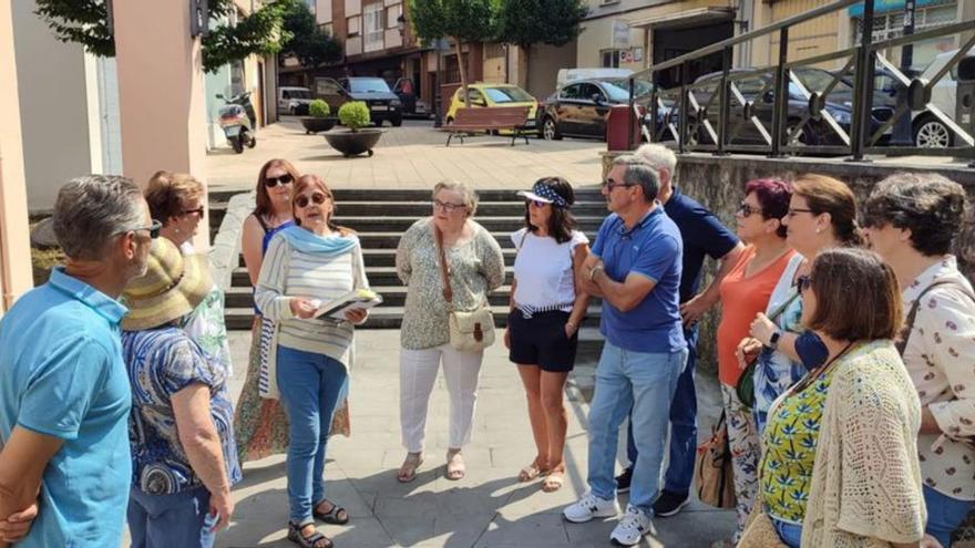 María Teresa Álvarez y los lectores, durante el paseo. | E. S. M.