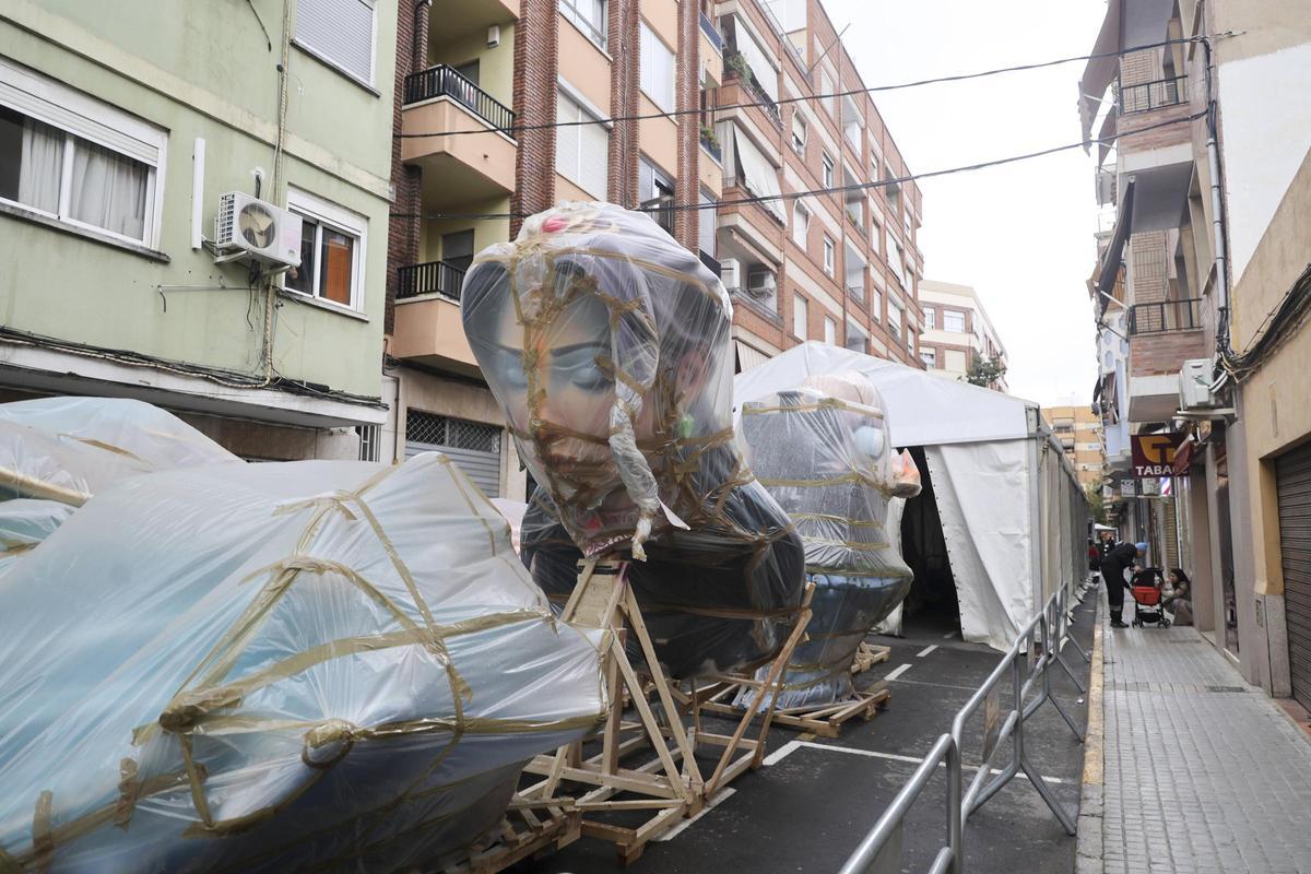 La figura central del monumento fallero de Ángel del Alcázar en Torrent.