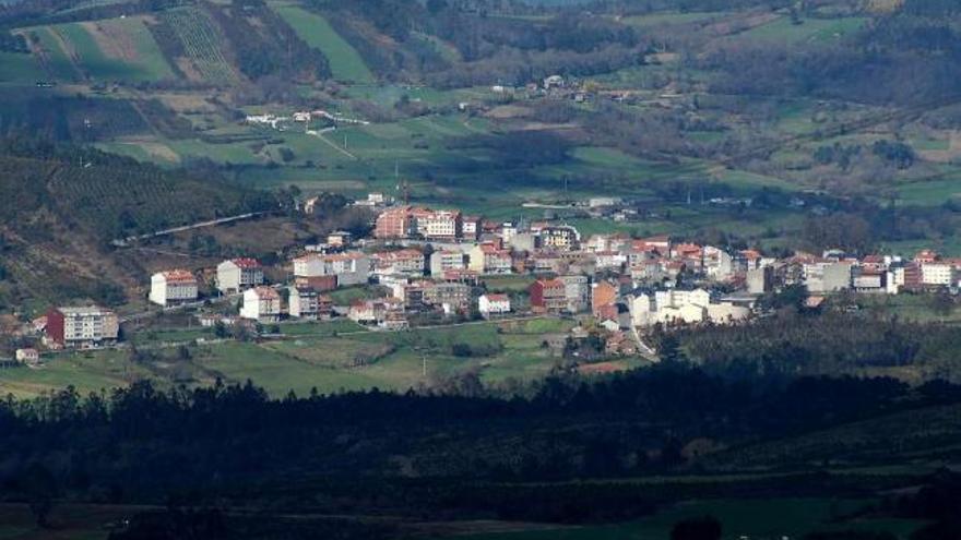 Vista del casco urbano de Vila de Cruces, en una imagen tomada desde Monte Carrio.  // Bernabé/Javier Lalín