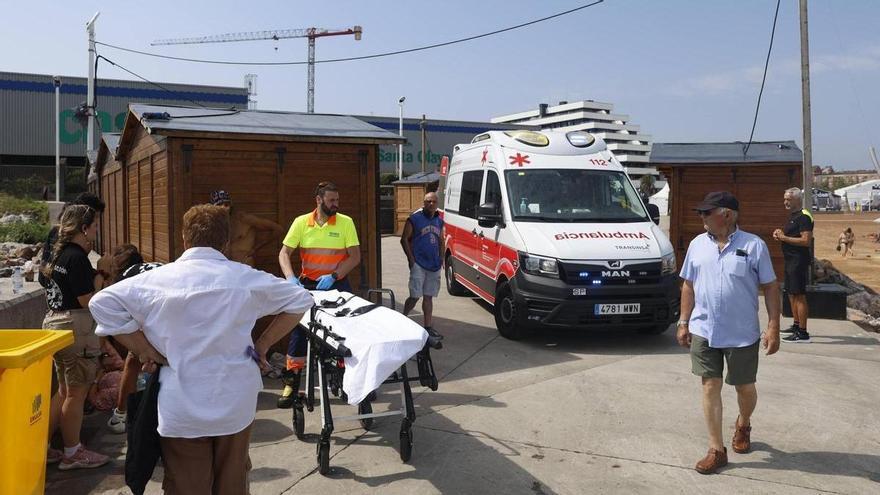 Susto en Gijón: trasladan al Hospital de Jove a una mujer tras sufrir un golpe de calor en el Arbeyal