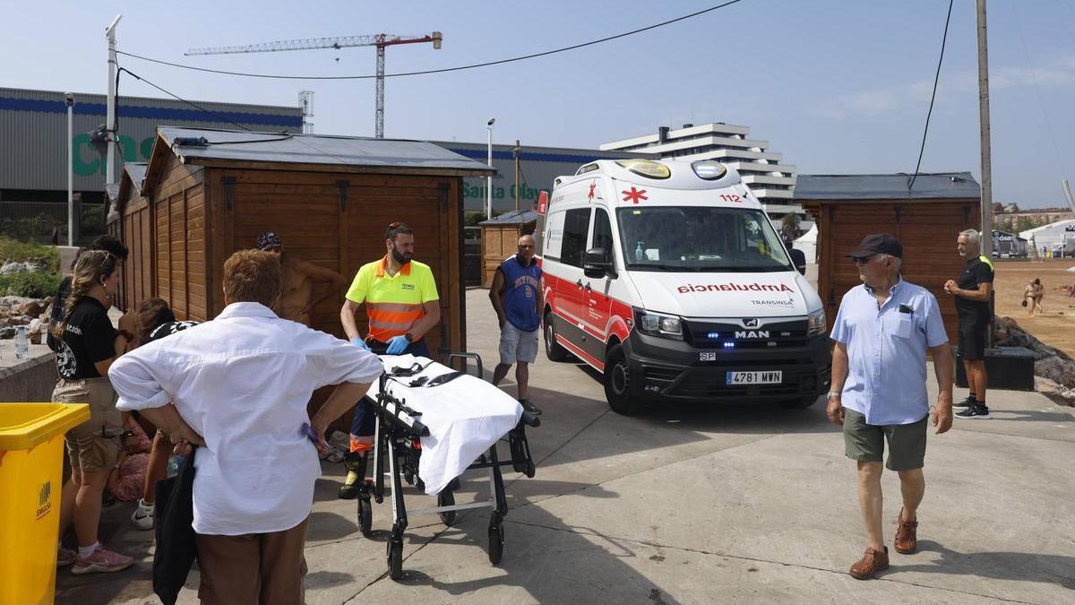 Profesionales de Ambulancias, vecinos y trabajadores de la Semana Negra antes del traslado de la mujer al Hospital de Jove.