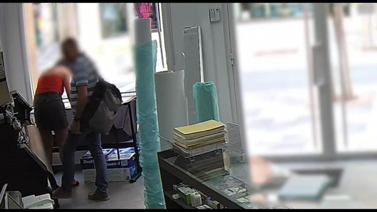 Detingut per gravar sota la faldilla una comercianta amb una càmera oculta al peu