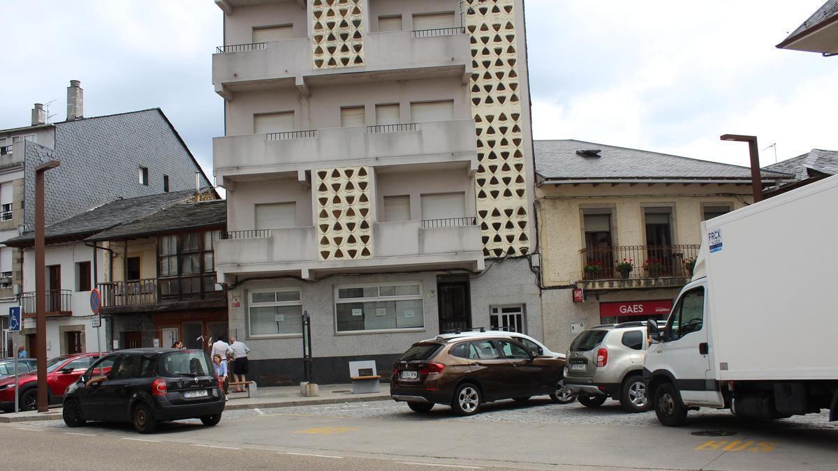 Vehículos en la zona reservada para el autobús en Puebla de Sanabria