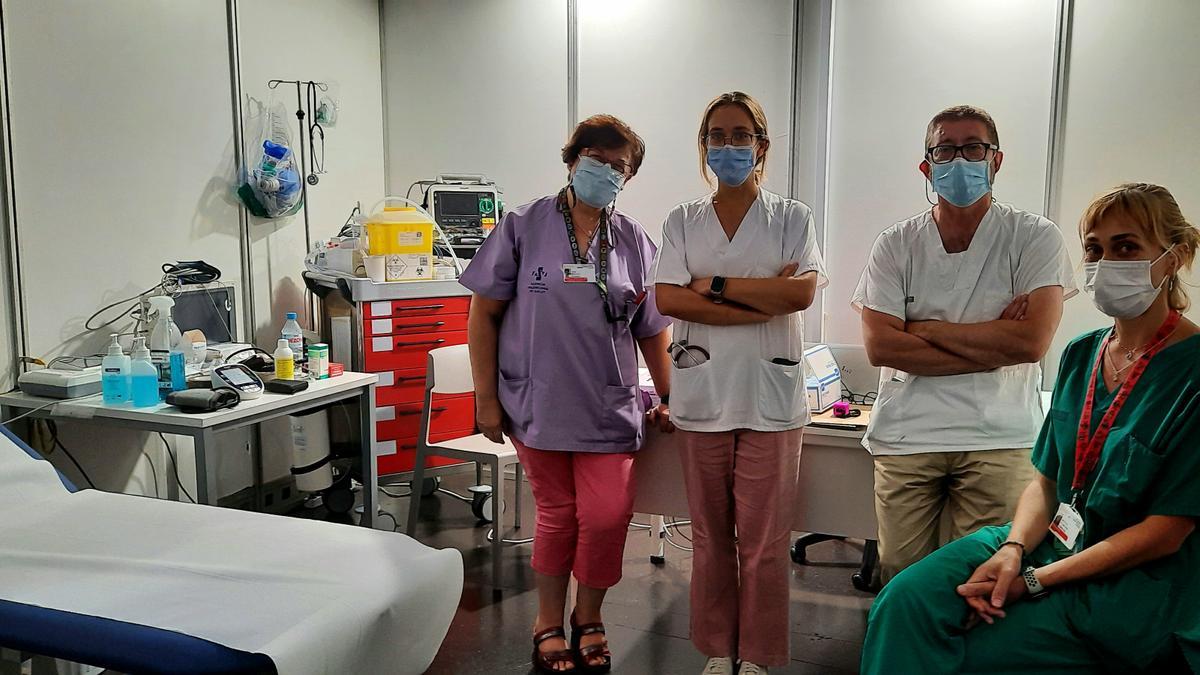 Equipo de urgencias que trabaja en el espacio de vacunación de Ciudad de la Luz