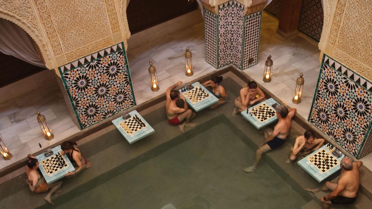 Una imagen del torneo de ajedrez en el agua de 2018, en el Hammam al-ándalus de Málaga.