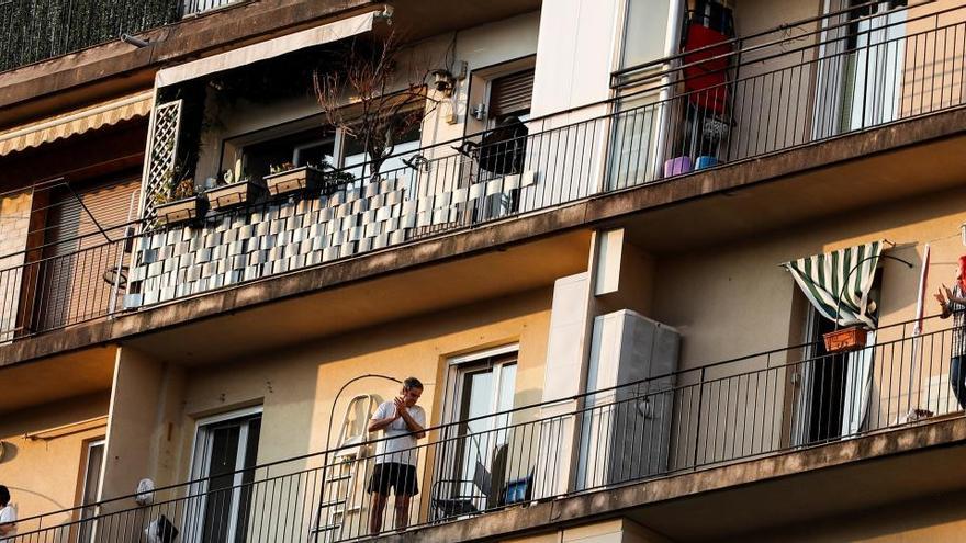 Vecinos de San Sebastián en sus balcones.