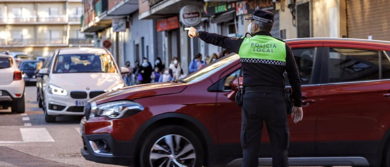 Un agente de la Policía Local de Alcoy realiza labores de ordenación del tráfico en la jornada de ayer. | JUANI RUZ