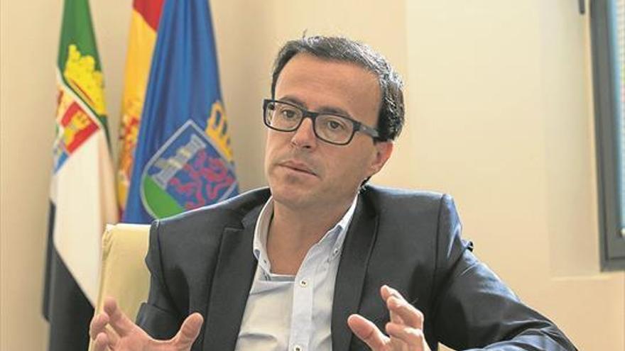 El presidente de Diputación de Badajoz defiende que &quot;España no necesita un relator&quot;