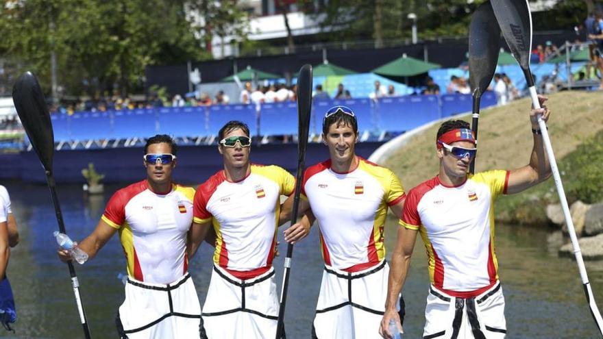 De izq. a dcha., Rodrigo Germade, Óscar Carrera, Íñigo Peña y Javier Herranz, ayer tras lograr su clasificación para la final de K-4 1.000. // Murad Sezer