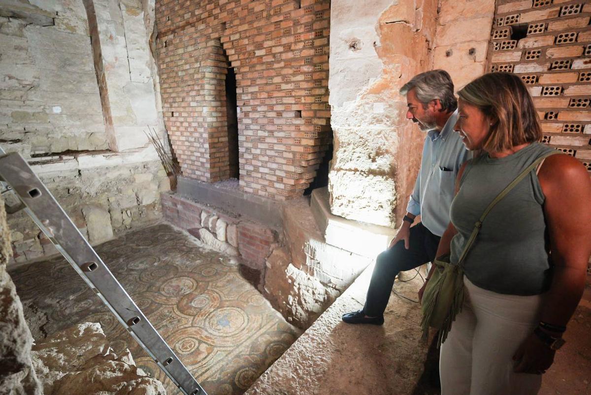 Torrico y Albás observan una de las solerías del alminar.