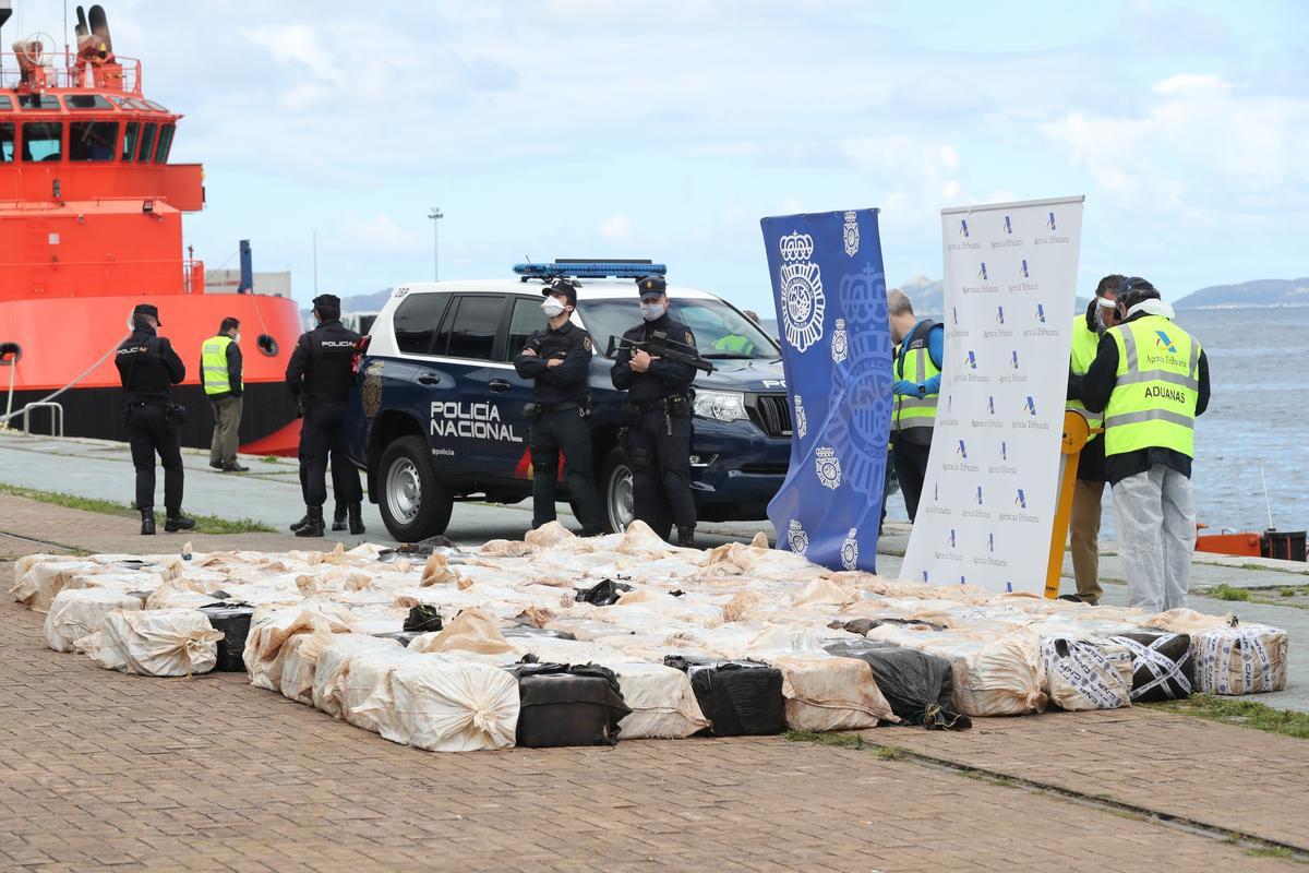 Desembarco de los fardos del &quot;Karar&quot; en el puerto de Vigo