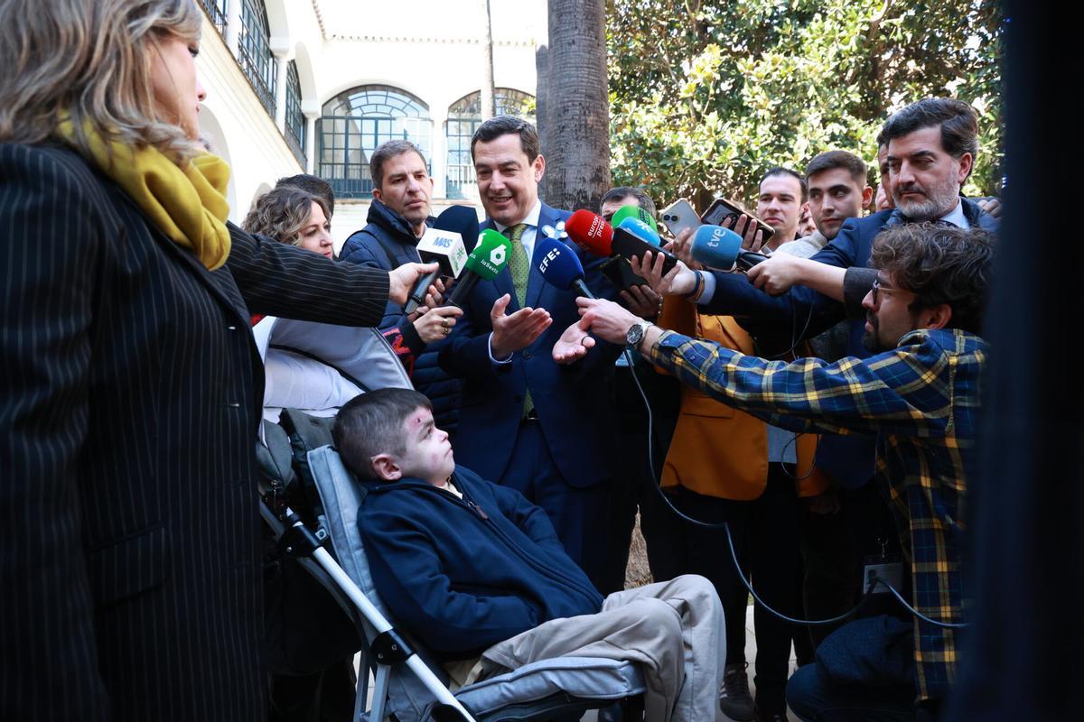 El presidente de la Junta de Andalucía, Juanma Moreno, atiende a los medios tras la reunión mantenida para interesarse por el caso Leo García, el joven sevillano de 12 años afectado por epidermólisis bullosa.