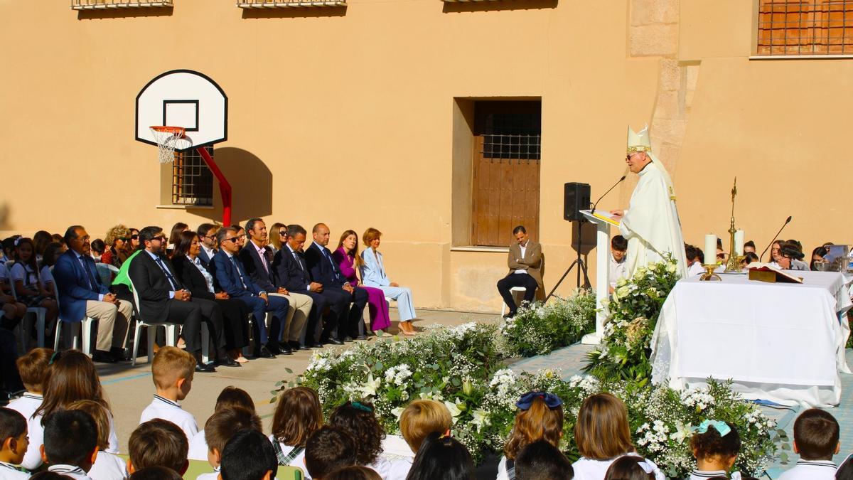El patio del centro acogía una Eucaristía por la efeméride.