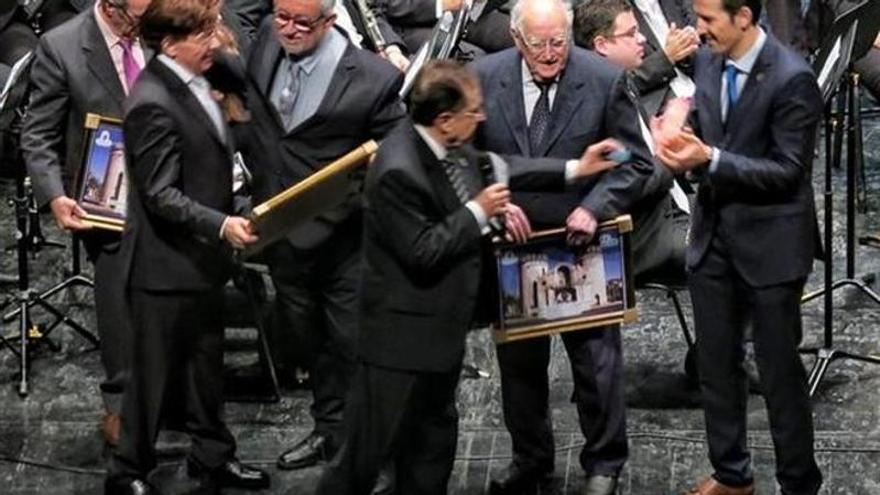 El maestro Pérez Ribes cuando recibió la Medalla de Oro de Badajoz.