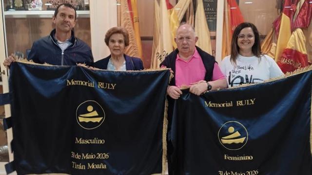 Directivos de la SD Tirán y familiares de Ruly, con las banderas. | FDV