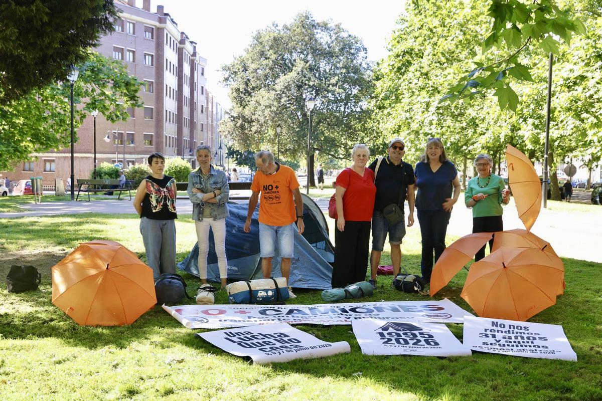 Los preparativos para la gran acampada de los vecinos de La Calzada, en imágenes Los preparativos para la gran acampada de los vecinos de La Calzada, en imágenes