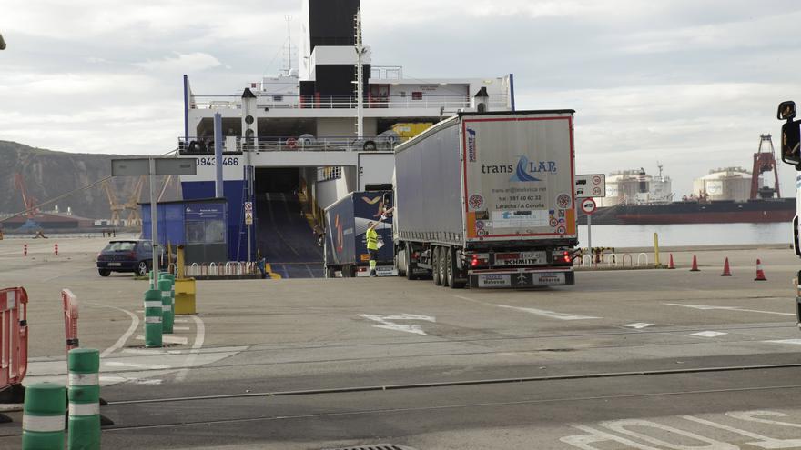 Todos los partidos instan en la Junta a impulsar la autopista del mar