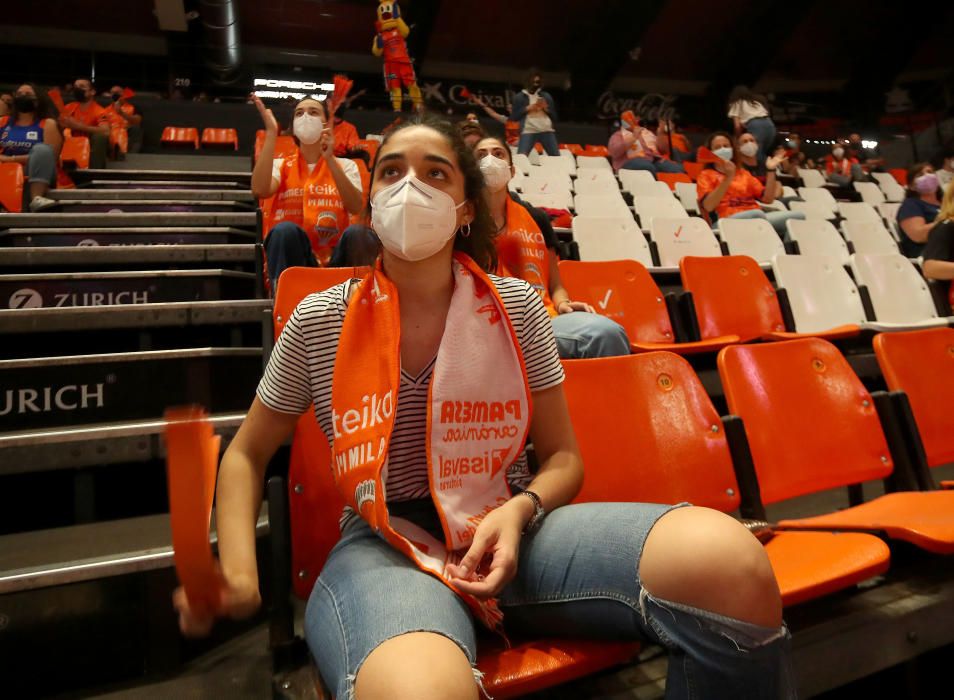 Pantallas gigantes en la Fonteta