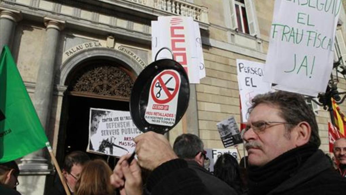 Protesta de funcionarios ante el Palau de la Generalitat, en el 2011.
