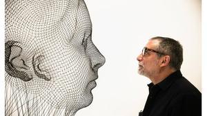 Jaume Plensa cara a cara con una de las esculturas que expone en la galería Senda.