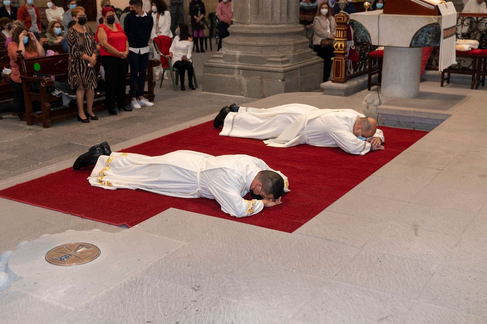 José Mazuelos ofició ayer sus primeras ordenaciones en  la catedral de Santa Ana