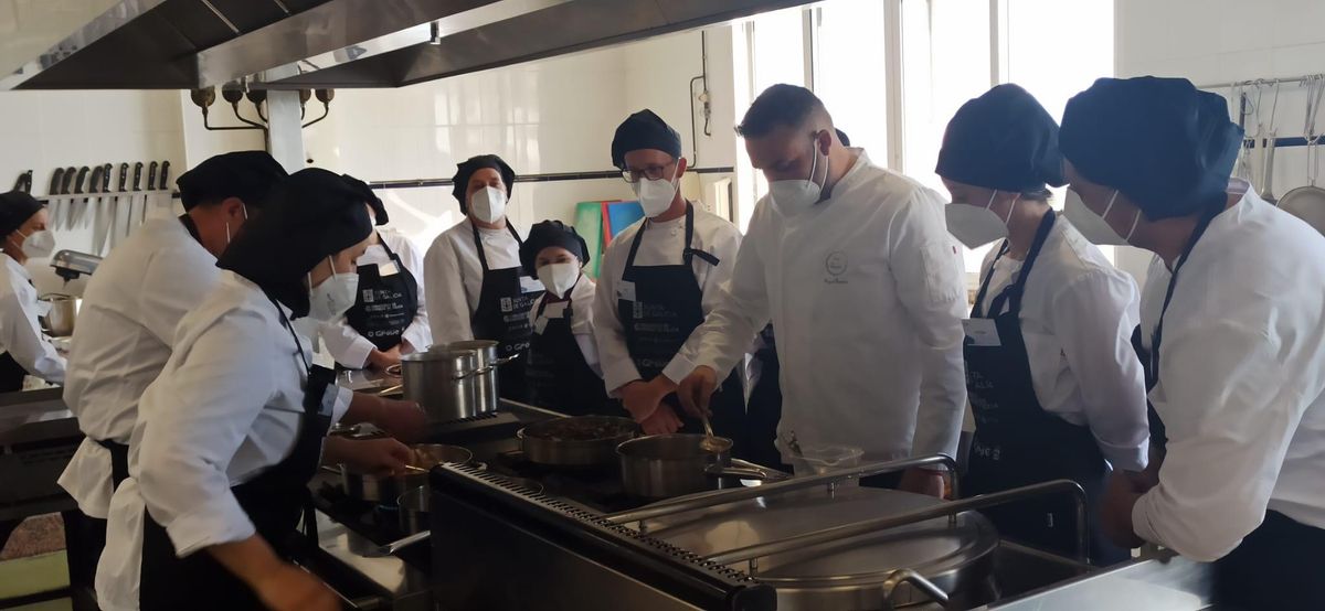 La preparación del centollo en el &quot;Obradoiro de Hostalería&quot;.