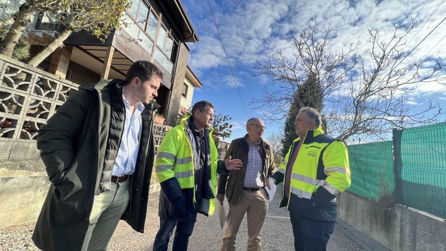 Por la izquierda, Roberto Fernández, jefe de obra; Francisco Iglesias, encargado; Juan Carlos Álvarez, técnico municipal, y el edil Alejandro Villa, en el camino de Contrueces. | A. S.