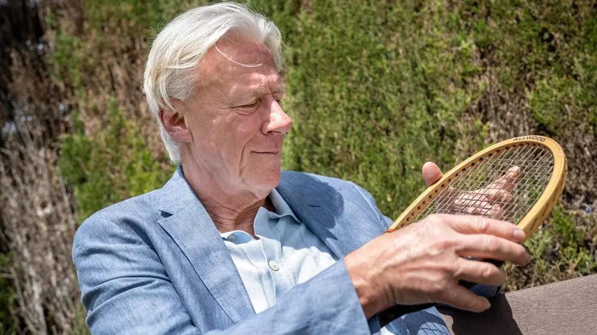 El mítico tenista sueco Bjon Borg fotografiado en el recinto del RCT Barcelona, con uno de los modelos de raqueta de madera de la marca Donnay que usó en su época, invitado al torneo con motivo del 50 aniversario de su primera victoria en el trofeo Godó, ahora Open Barcelona tenis Banc Sabadell