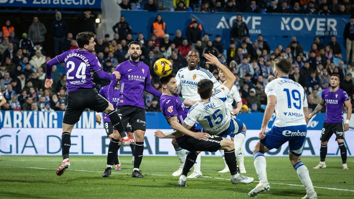 Albarrán sujeta a Vital en la jugada que provocó el penalti que señaló Ávalos Barrera.