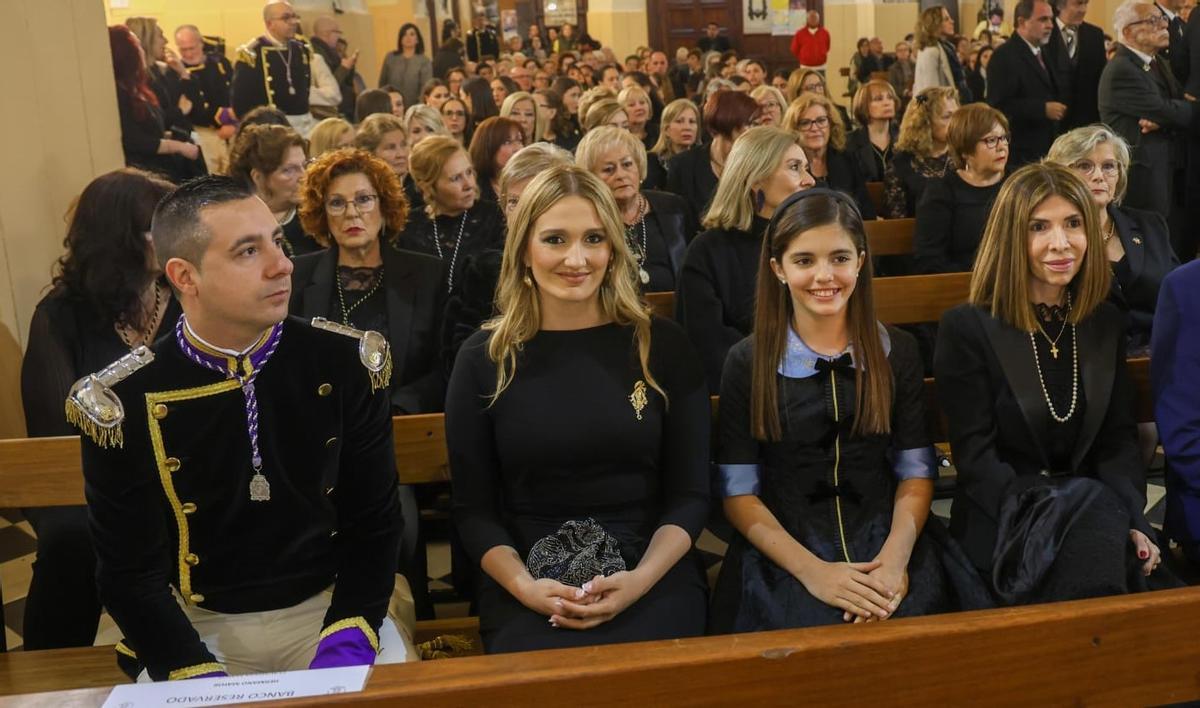 La procesion de la Dolorosa del Cabanyal tuvo un protagonismo fallero importante, con la participación de las falleras de 2023 y dos comisiones invitadas