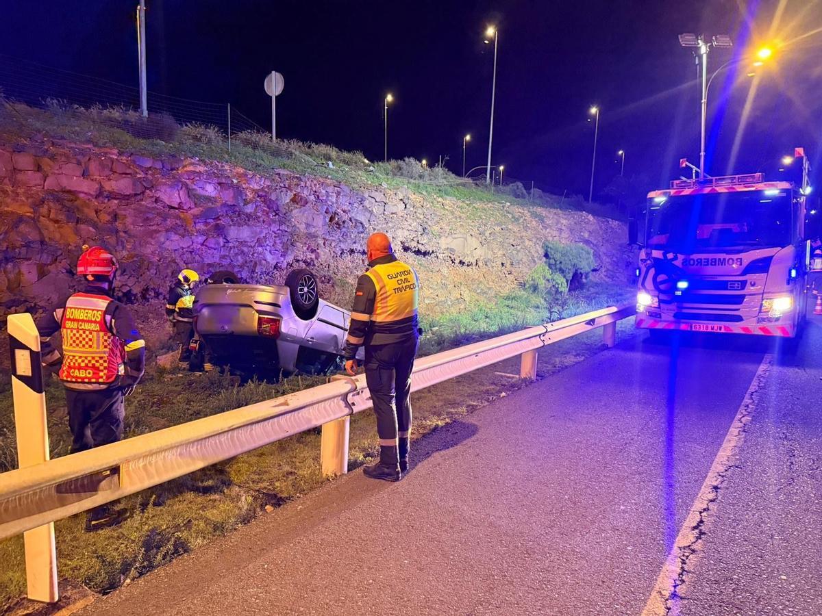 Tres personas atendidas tras el vuelco de un vehículo en el acceso al Carrizal de Ingenio