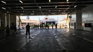 Los estibadores bloquan la salida de los pasajeros de un ferri en Barcelona.