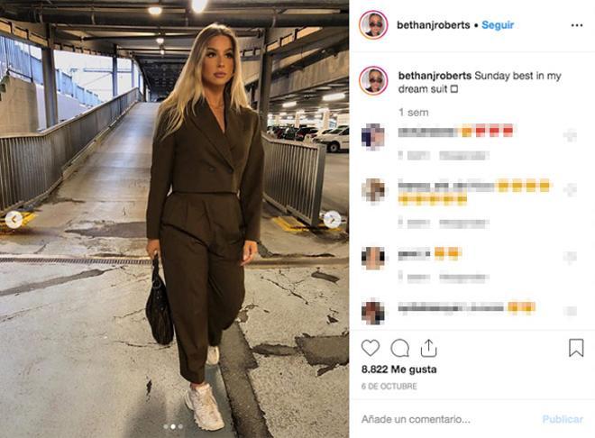 La 'influencer' Bethan Roberts luce el traje de chaqueta 'cropped' de Zara con zapatillas de Balenciaga