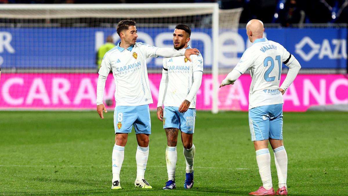 Tasende, sujetado por Moya a la conclusión del partido ante la UD Las Palmas.