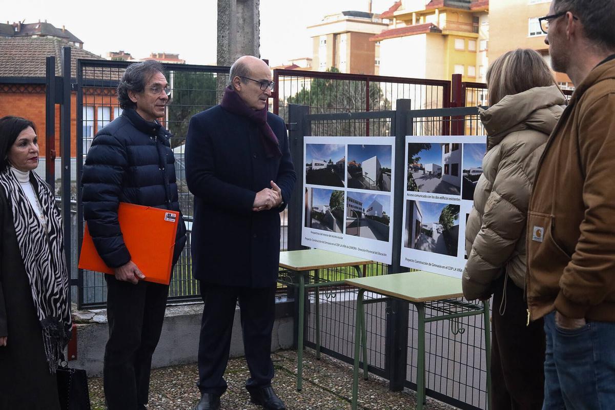El delegado territorial de la Junta, Fernando Prada, visita el colegio de Educación Infantil y Primaria La Viña.