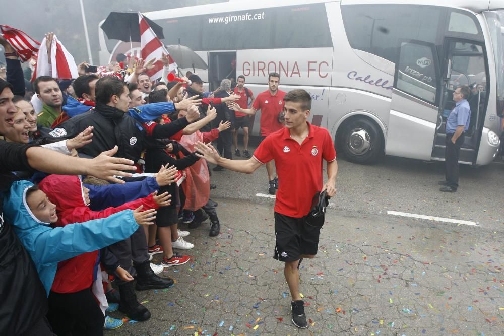 Centenars d'aficionats reben al Girona sota la pluja