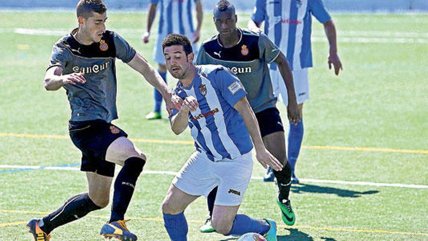 El blanquiazul Guasp se zafa del marcaje de un jugador del Espanyol B en el duelo de ayer en Magaluf.