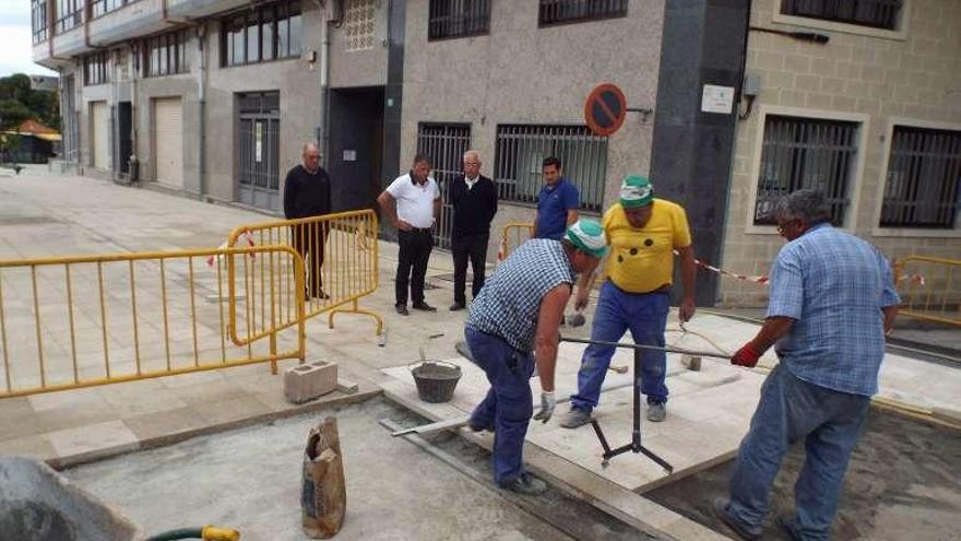 Cuiña y Brey, ayer, en la visita de las obras en la zona de la iglesia.