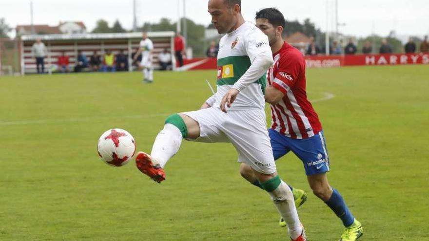 Nino controla el balón ante el sportinguista Ramón.