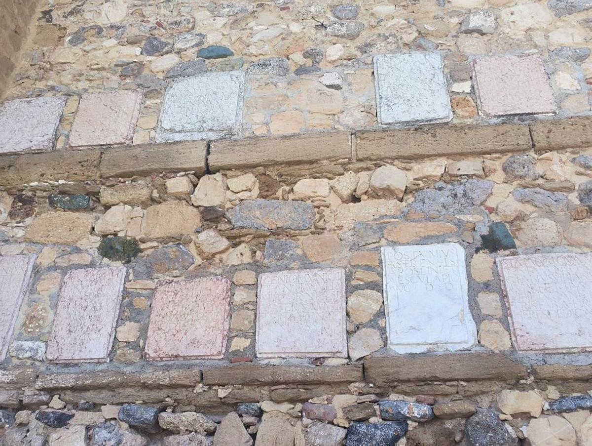 Escritos en latín en los muros del Arco de los Gigantes. | L.O