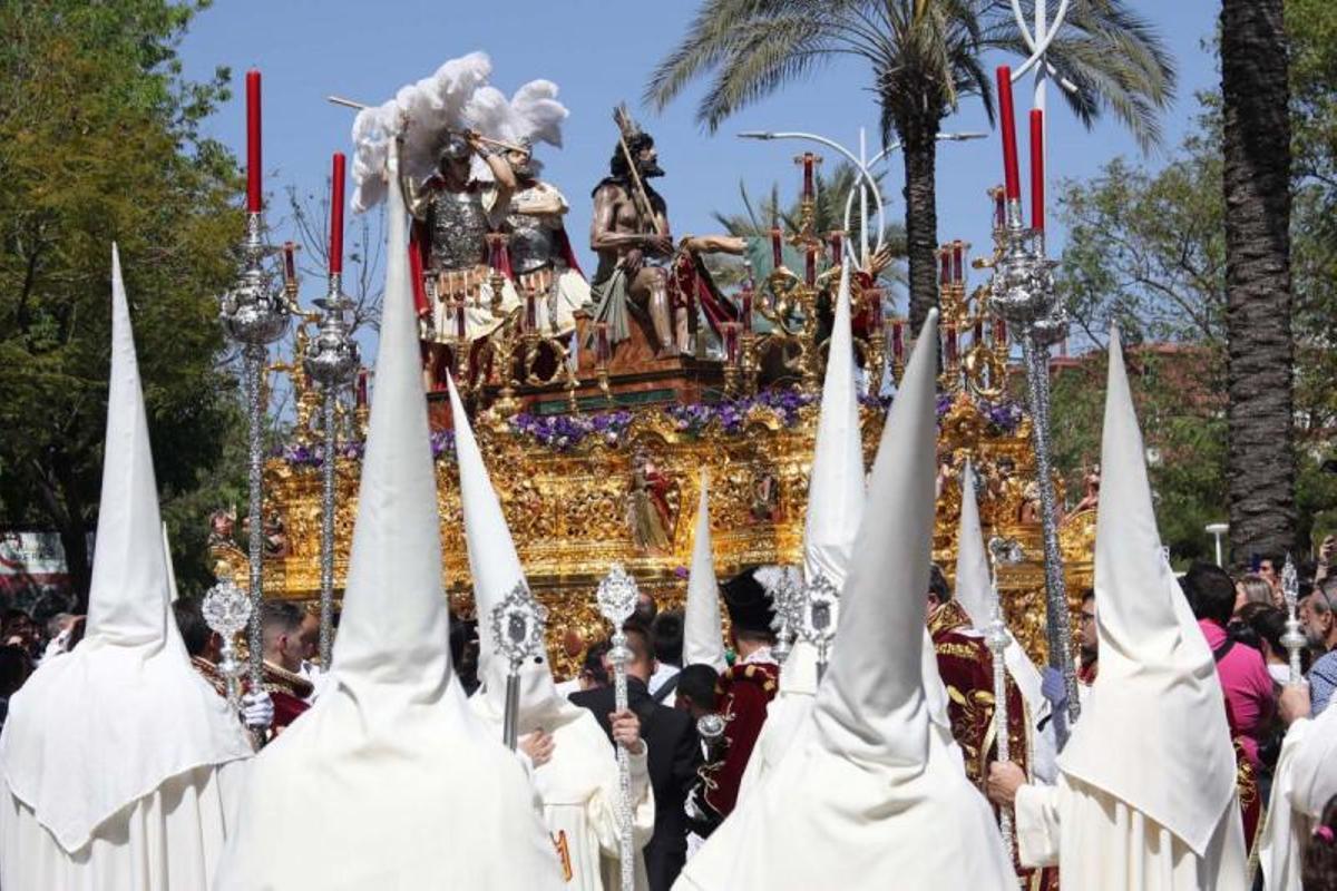 Lunes Santo primaveral para albergar una simbiosis de marchas y silencio