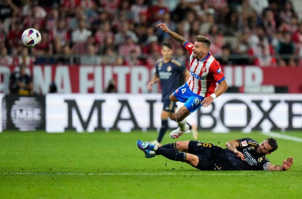 Instante en el que Nacho barre a Portu durante el transcurso del Girona - Real Madrid.