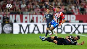 Instante en el que Nacho barre a Portu durante el transcurso del Girona - Real Madrid.