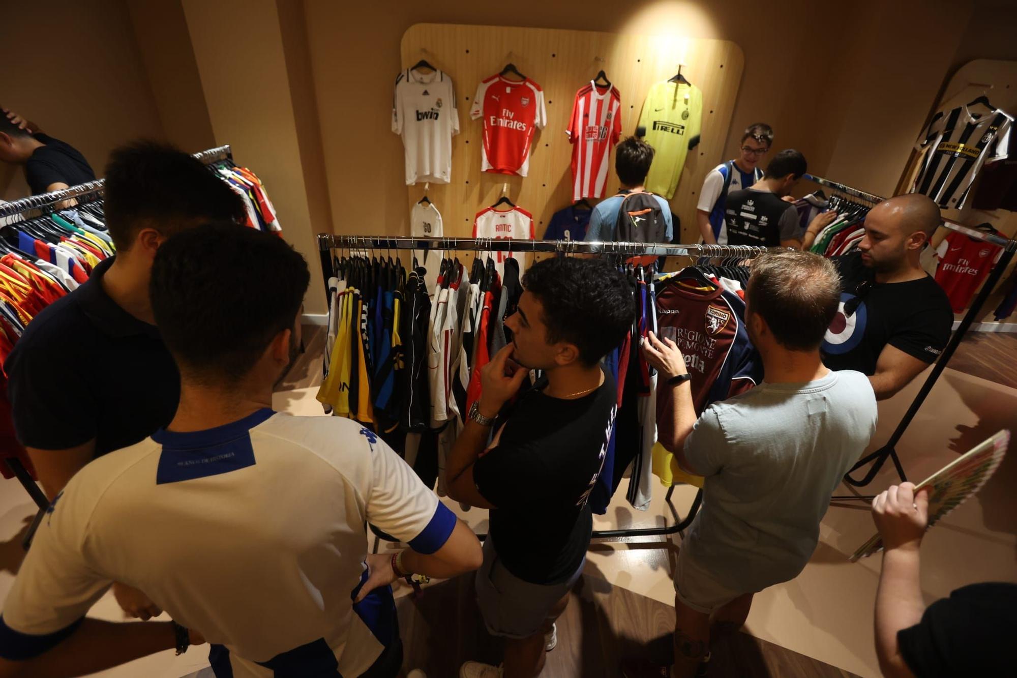 Firma de los jugadores Hércules en el espacio Aribarca Pop-Up Store