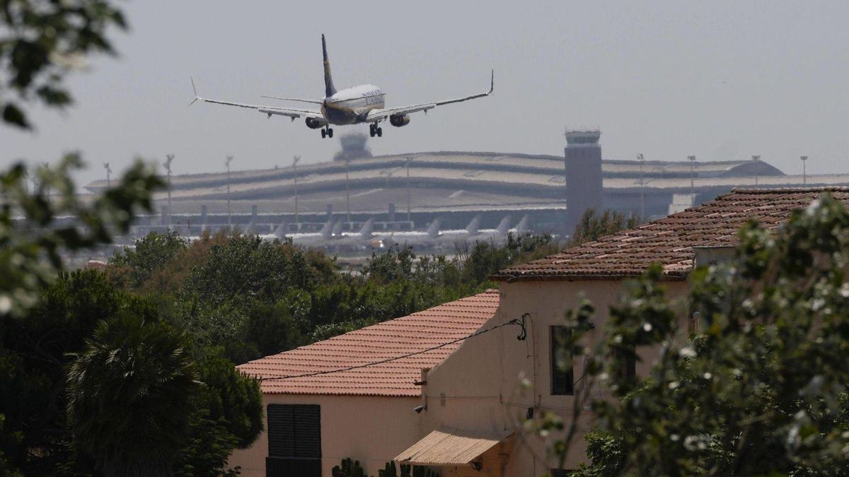 Un avión a punto de aterrizar en el aeropuerto de El Prat.