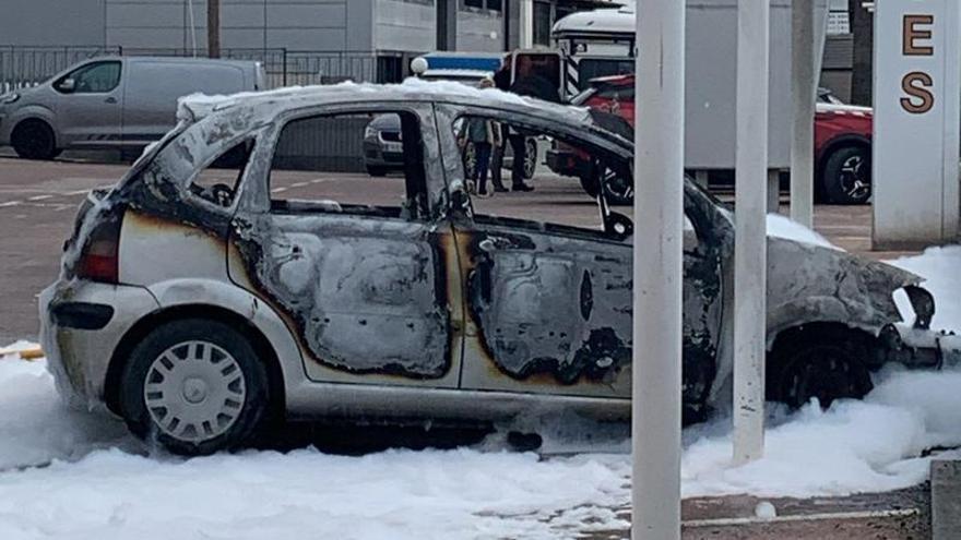 Incendio de un coche cerca del aeropuerto de Ibiza