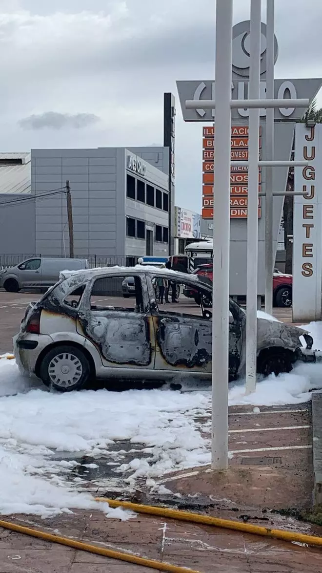 Un coche, envuelto en llamas cerca del aeropuerto de Ibiza